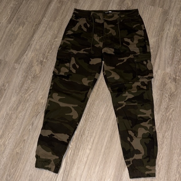 Women's Camouflage Cargo Pants - Picture 4 of 6